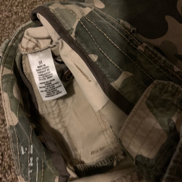 Men’s size 31 Aeropostale cargo shorts. Green/tan camo - Picture 2 of 3